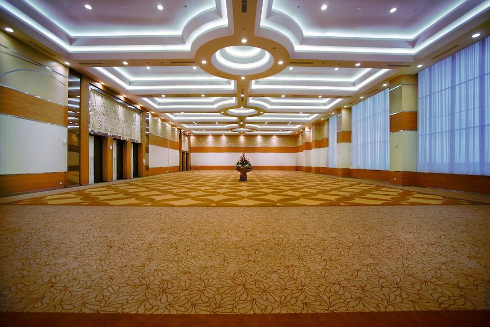 Atria Hotel Маґеланґ Екстер'єр фото